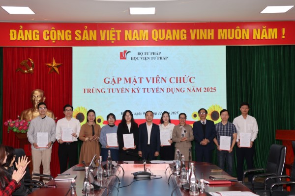 Trao Quyết định cho các viên chức mới được tuyển dụng